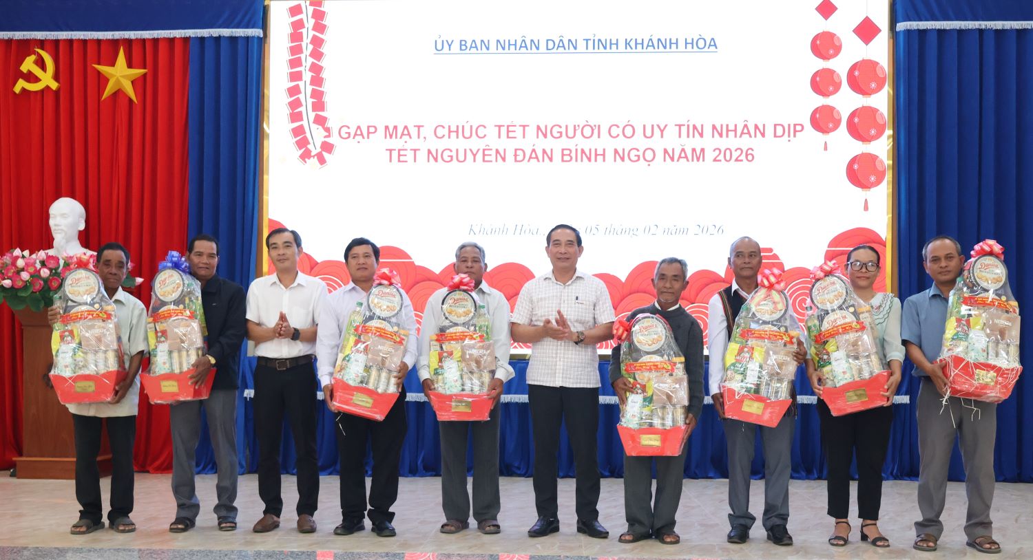 Lãnh đạo Sở Dân tộc và Tôn giáo tỉnh và xã Cam Lâm tặng quà cho 8 người uy tín các xã khu vực Cam Lâm.