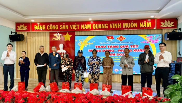 Sở Tài chính Khánh Hòa trao 32 suất quà Tết tại xã Vạn Thắng