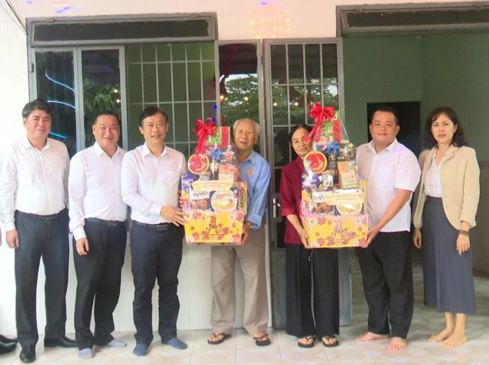 Xã Cam Lâm thăm, tặng quà Tết các gia đình chính sách tiêu biểu và đảng viên từ 50 năm tuổi Đảng trở lên