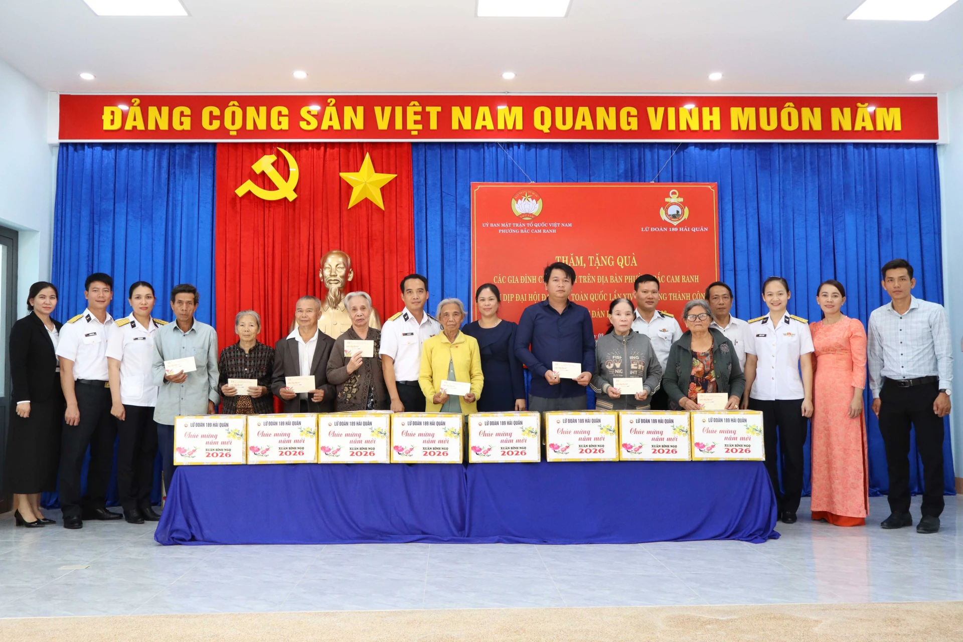 Trao quà cho gia đình có hoàn cảnh khó khăn phường Bắc Cam Ranh.