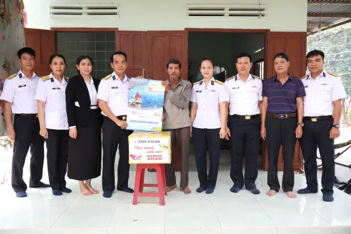 Lữ đoàn 189 Hải quân tặng hơn 90 suất quà Tết cho người dân và gia đình quân nhân