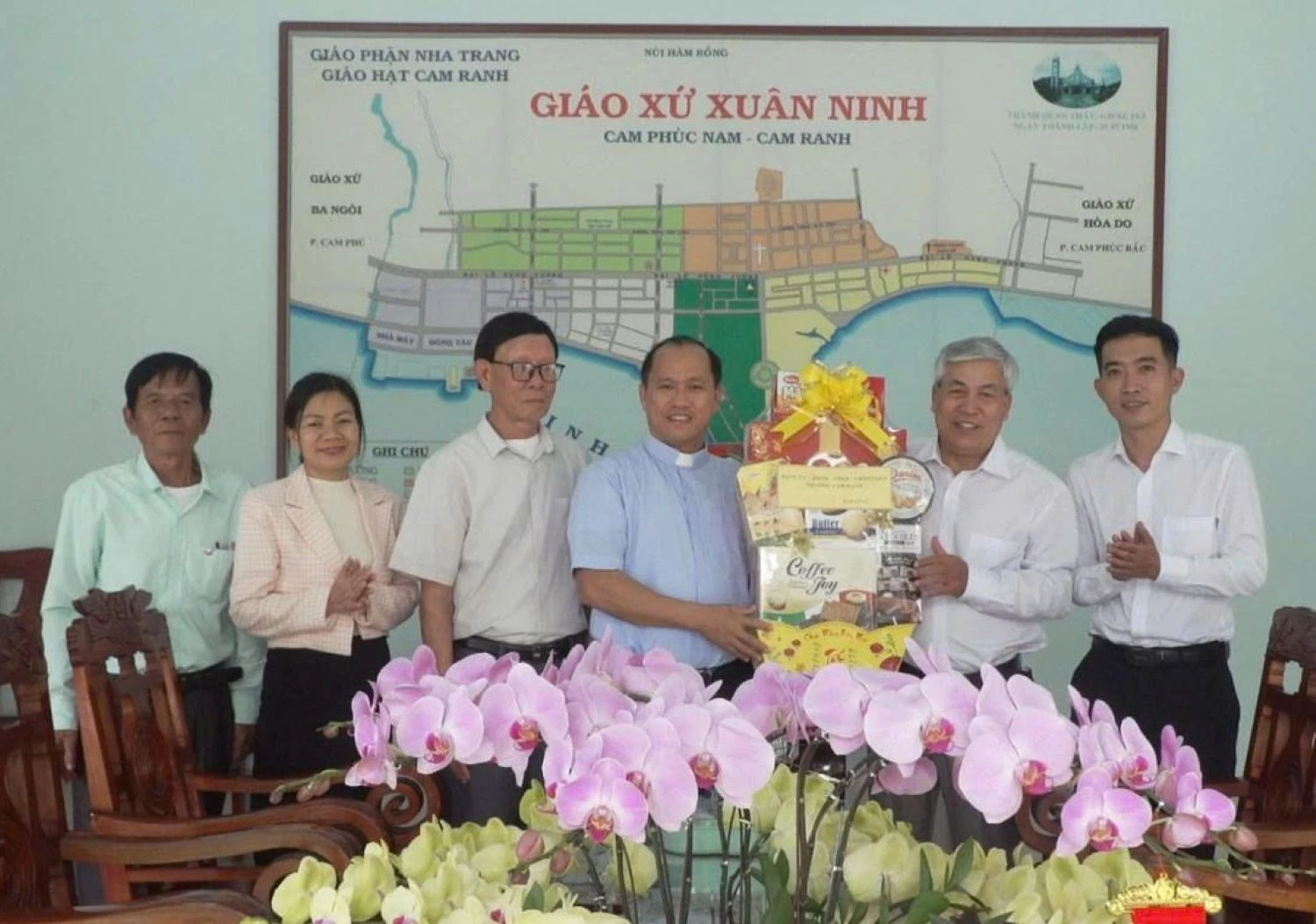 Lãnh đạo phường Cam Ranh thăm, tặng quà Tết tại Giáo xứ Xuân Ninh.