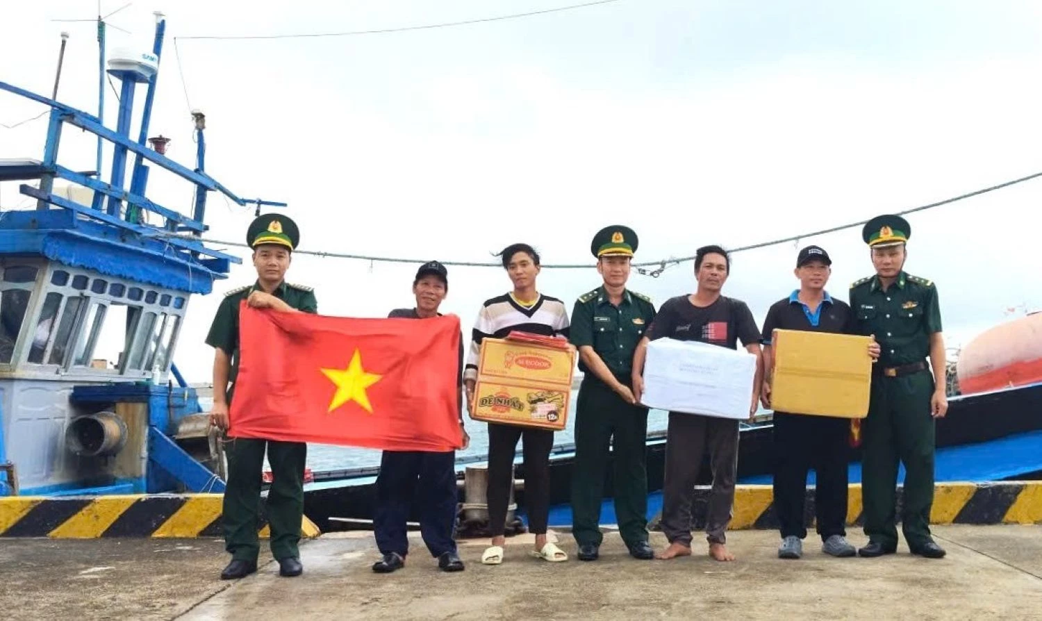 Đồn Biên phòng Trường Sa tặng quà động viên ngư dân vào tránh trú gió, đón Tết tại đảo.