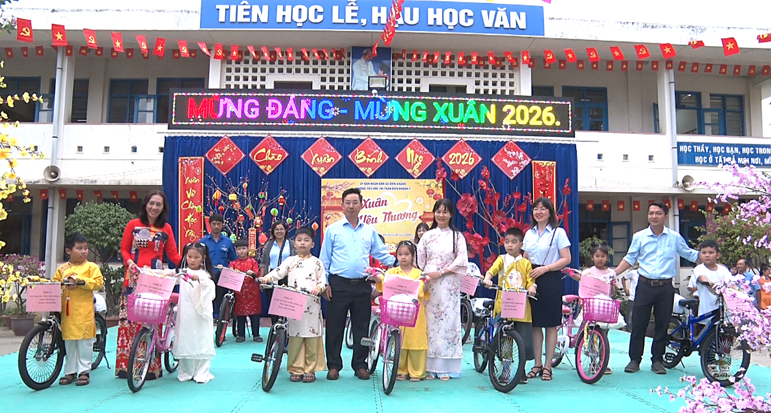 Lãnh đạo Công ty Cổ phần Cấp thoát nước Khánh Hòa và nhà trường trao tặng

xe đạp cho học sinh có hoàn cảnh khó khăn.