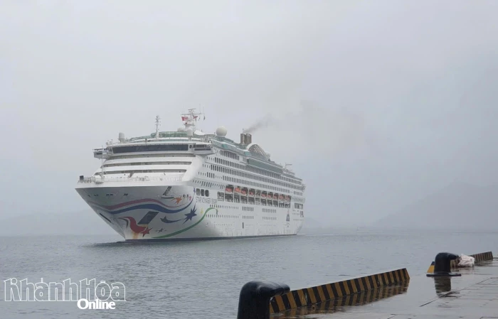 Star Voyager cruise ship brings 500 tourists to Khanh Hoa