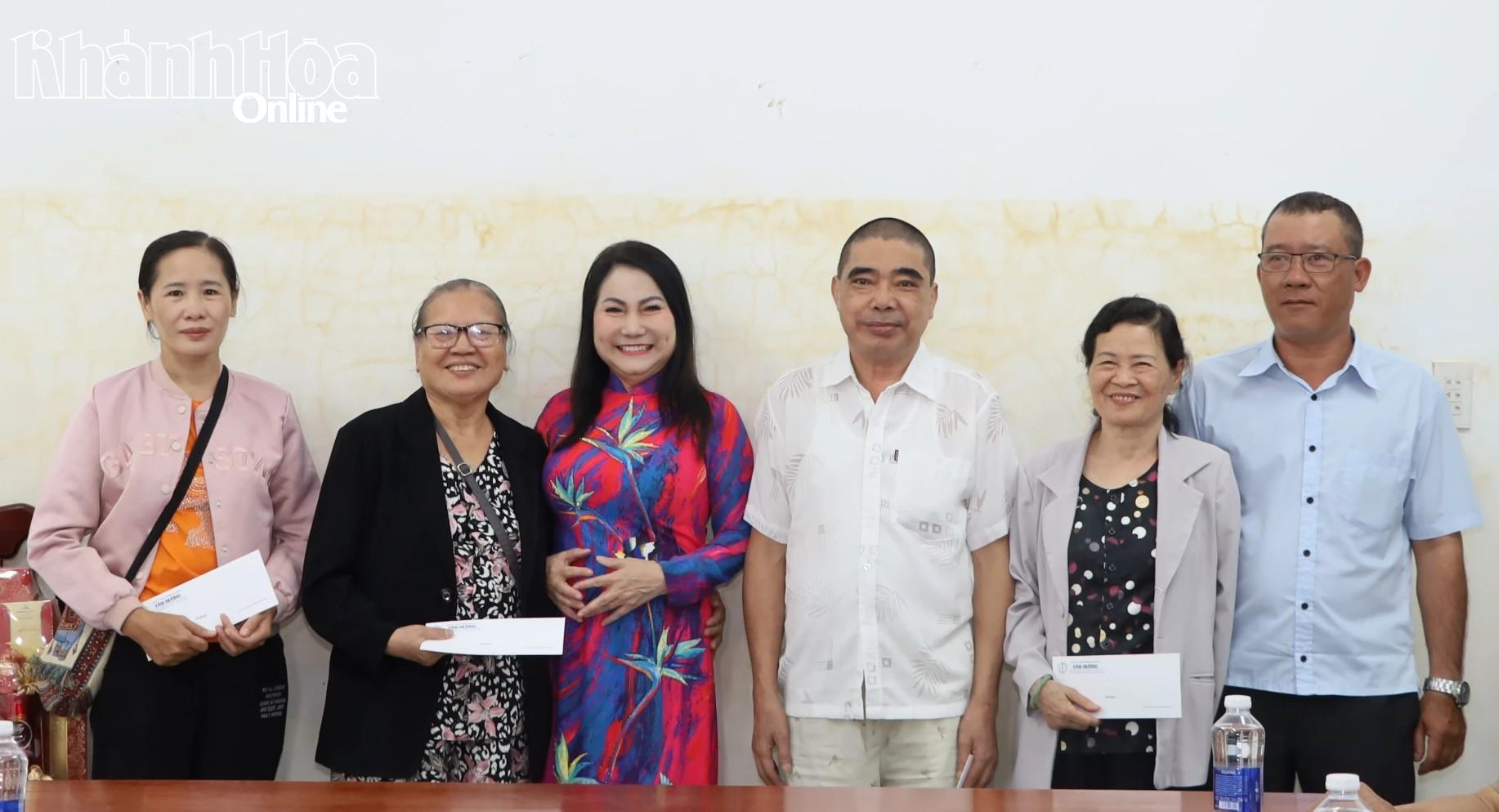 Đại diện các đơn vị trao quà Tết cho thương binh, bệnh binh phường Tây Nha Trang.