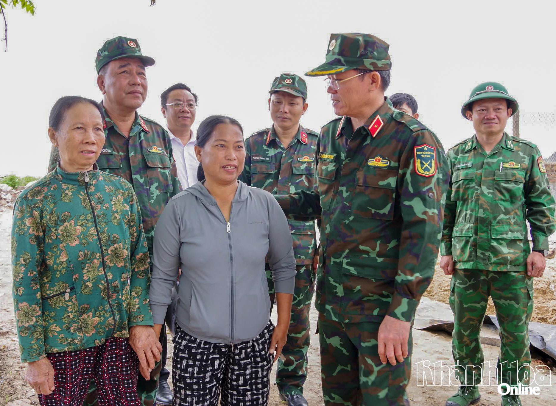 Trong quá trình xây dựng nhà cho người dân vùng lũ,
lãnh đạo Bộ Tư lệnh Quân khu 5 thường xuyên
trực tiếp đi kiểm tra, động viên người dân
và đề nghị các lực lượng đẩy nhanh tiến độ thi công,
sớm bàn giao nhà cho người dân
ổn định cuộc sống.