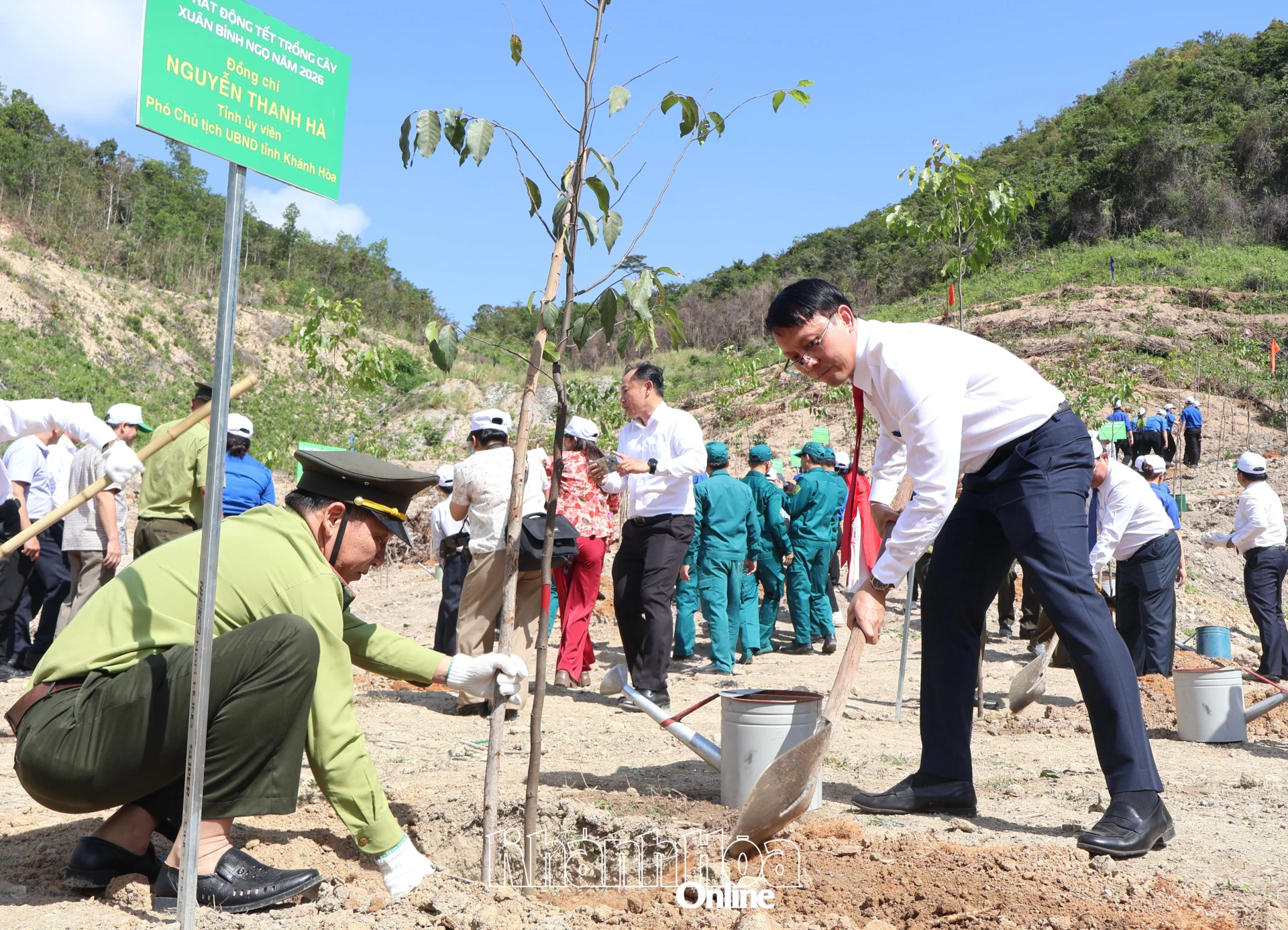 Đồng chí Nguyễn Thanh Hà - Phó Chủ tịch UBND tỉnh tham gia trồng cây.