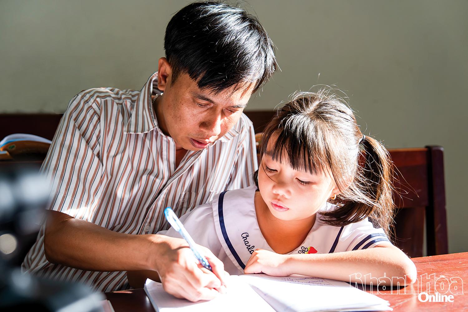 Thầy giáo Lê Minh Chiến - giáo viên Trường Tiểu học Song Tử Tây hướng dẫn bài tập cho học sinh.
