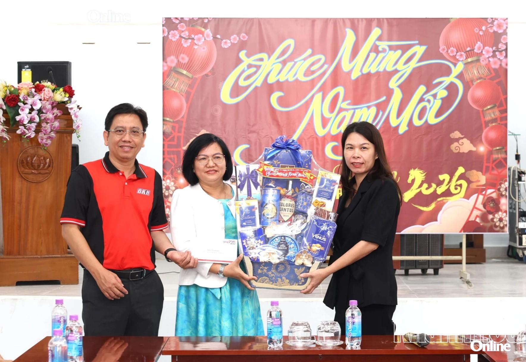 Ông Cung Phú Quốc và bà Nguyễn Thị Duyên tặng quà cho Trung tâm Bảo trợ xã hội và Công tác xã hội tỉnh Khánh Hòa.