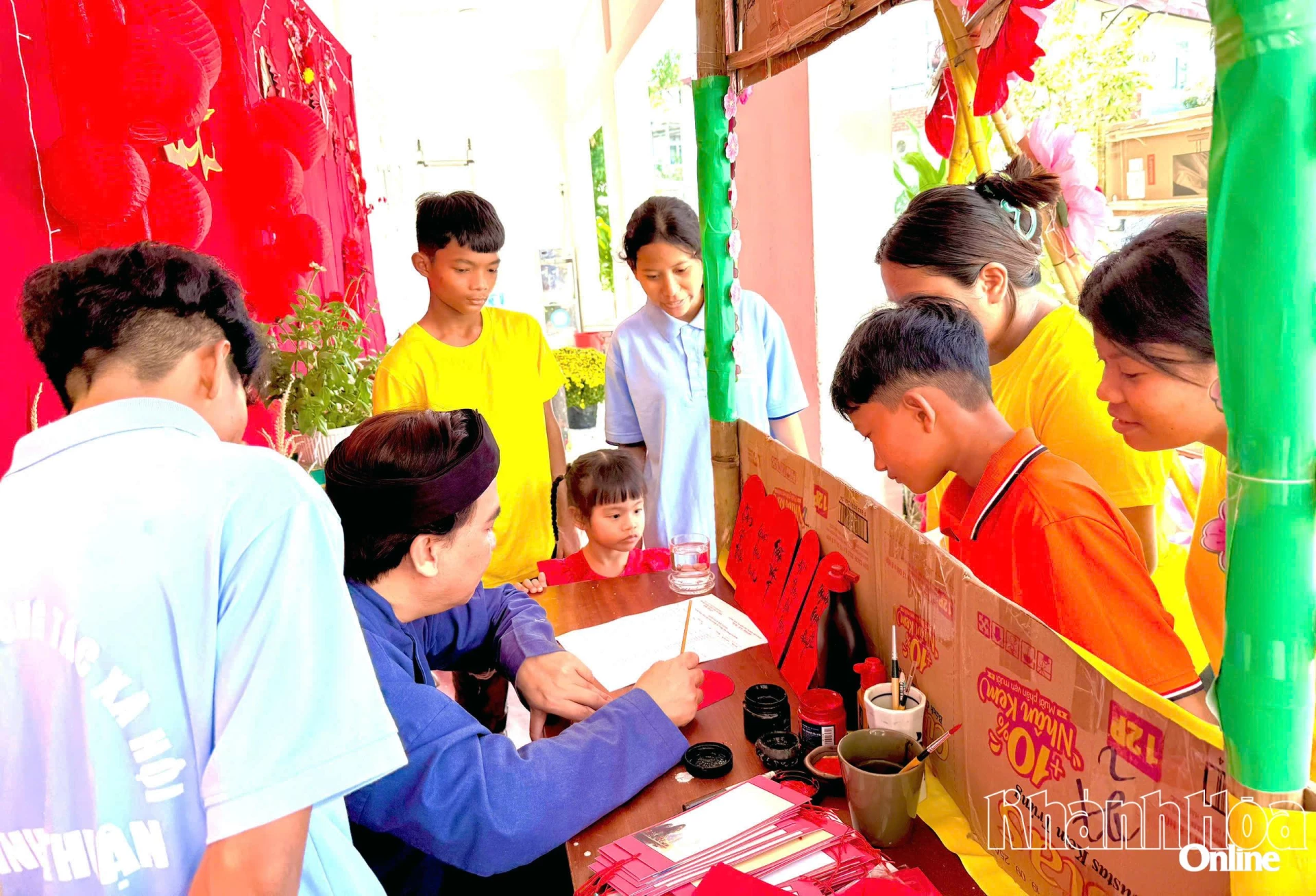 Hoạt động viết thư pháp.