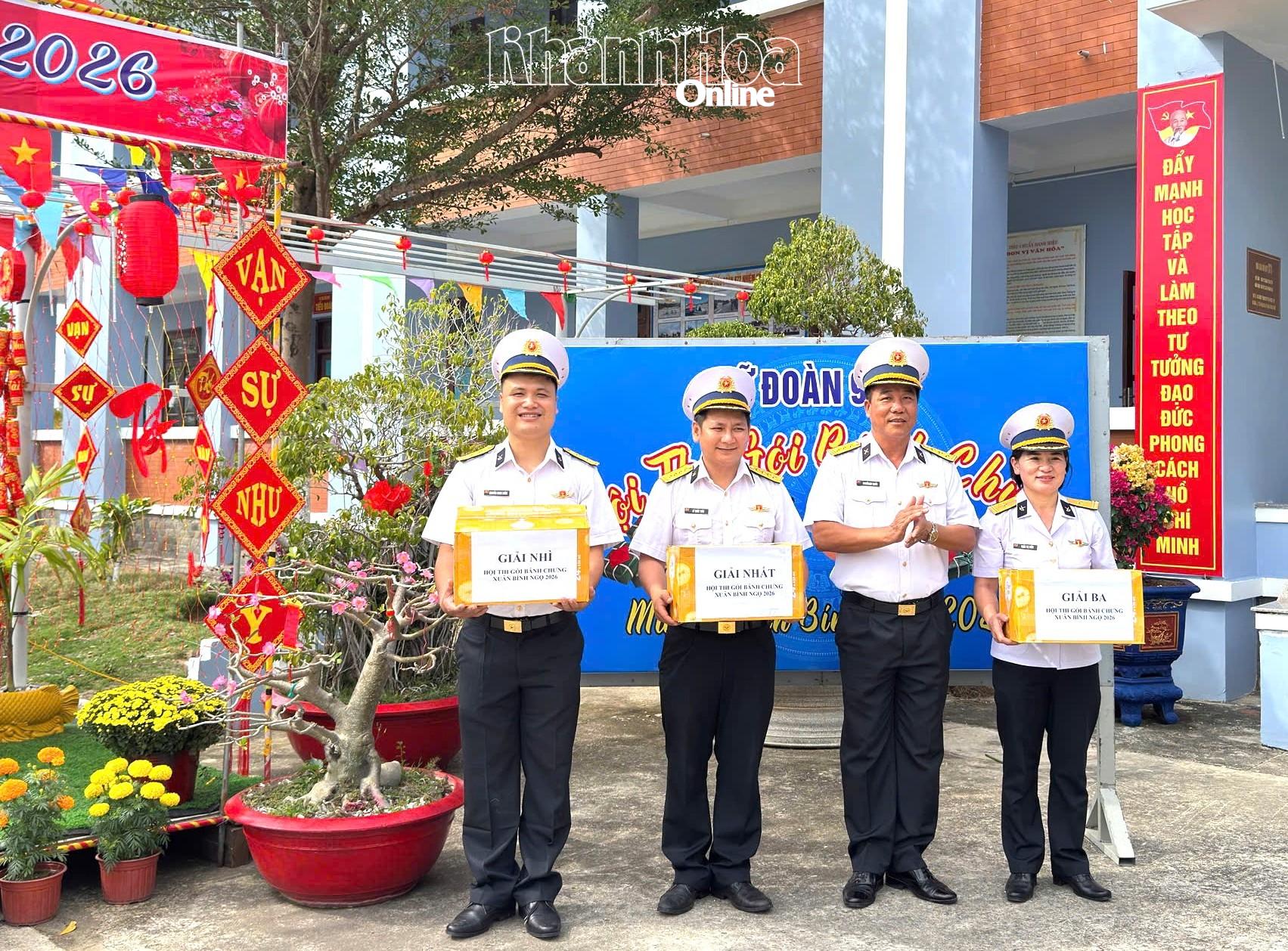 Thủ trưởng Lữ đoàn trao giải cho các đội thi