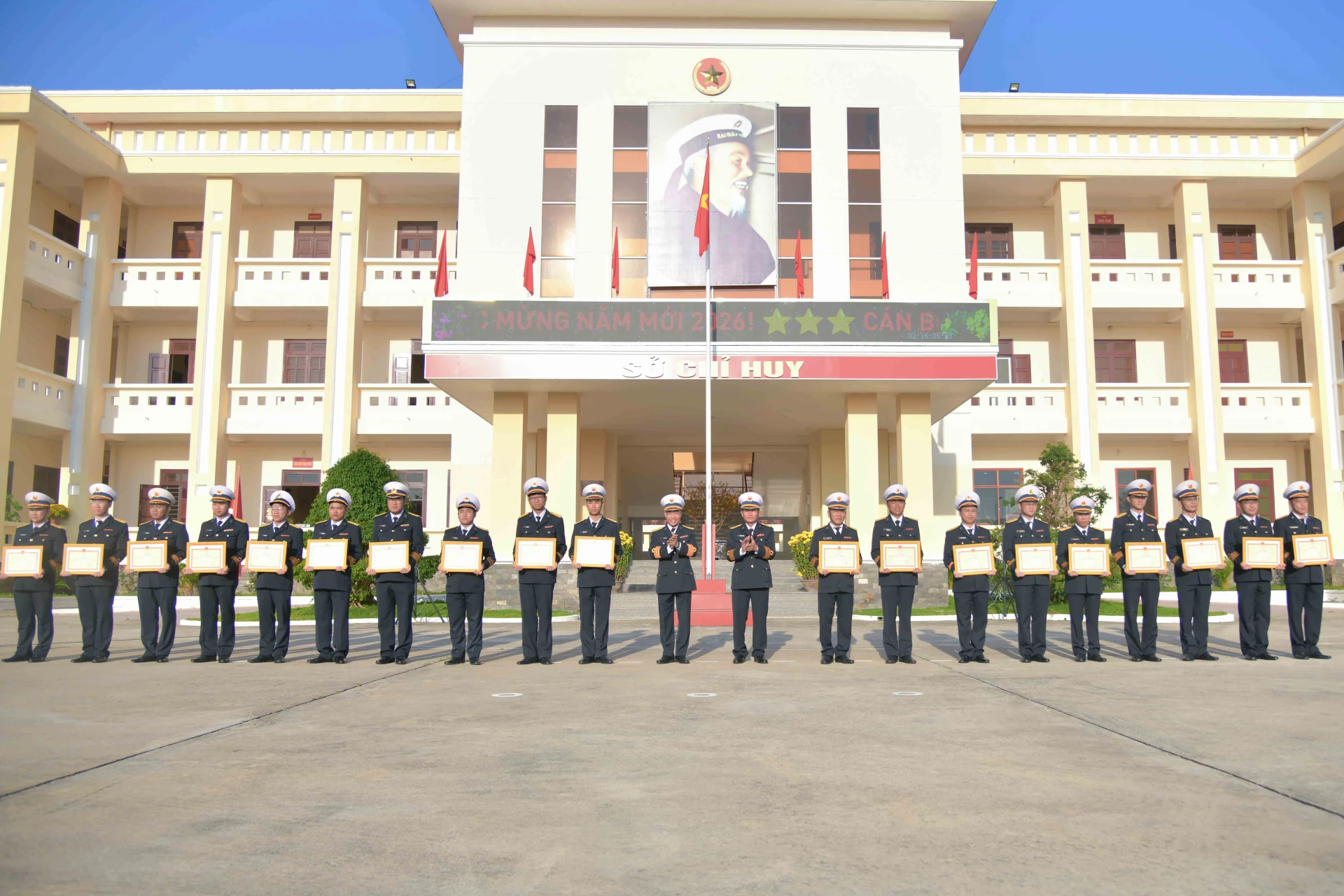 Thủ trưởng lữ đoàn trao thưởng cho các tập thể, cá nhân đạt thành tích cao trong các hội thi.