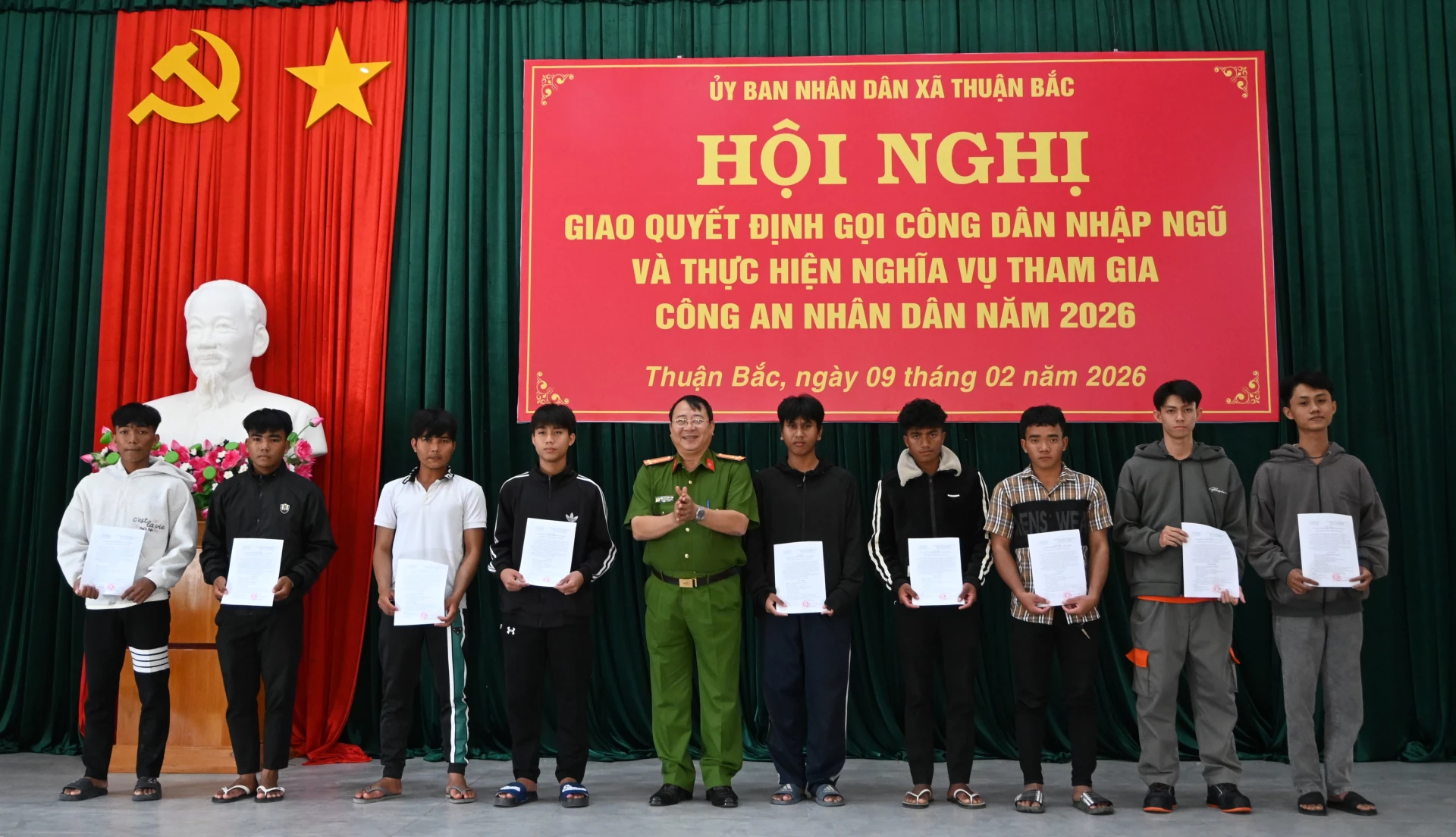 [Tập tin: DSC_2529.JPG]
[Tập tin: DSC_2529.JPG]
Lãnh đạo Ban Chỉ huy Quân Sự xã Thuận Bắc trao quyết định gọi công dân nhập ngũ năm 2026
Lãnh đạo Công an xã Thuận Bắc trao quyết định cho các công dân nhập ngũ năm 2026.
[Tập tin: DSC_2534.JPG]