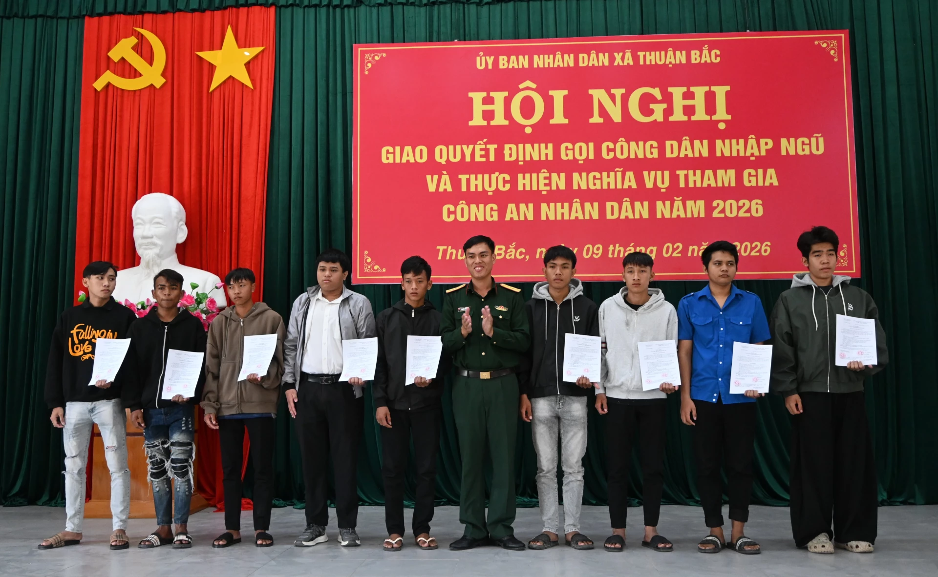 Xã Thuận Bắc tổ chức trao quyết định gọi công dân nhập ngũ năm 2026 - Báo Khánh Hòa