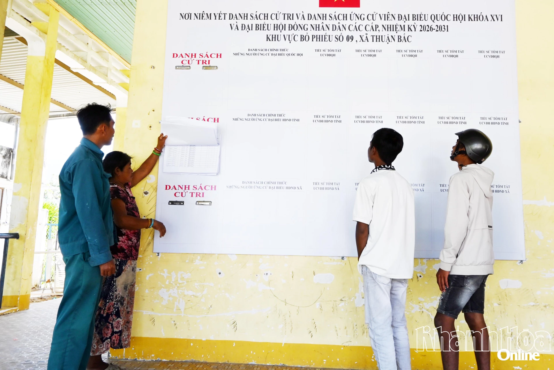 Cử tri xã Thuận Bắc xem danh sách cử tri được niêm yết tại khu vực bỏ phiếu số 9.