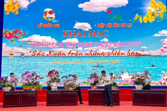 Lữ đoàn 162 tổ chức hội thi cắm hoa nghệ thuật “Sắc xuân trên những chiến hạm”