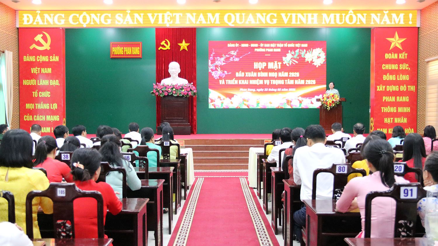 Quang cảnh buổi họp mặt.