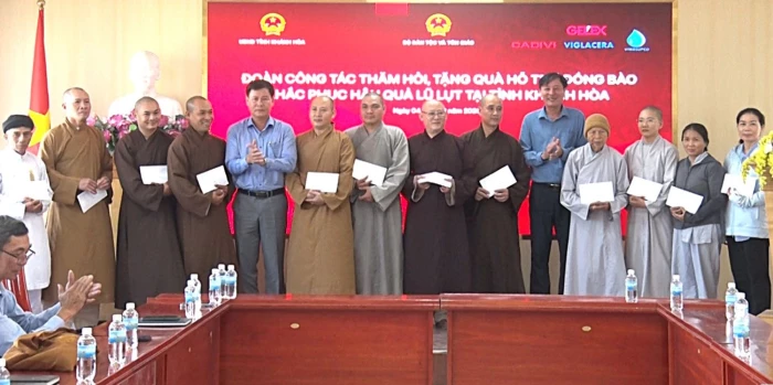 Trao quà cho các cơ sở tôn giáo bị thiệt hại do mưa lũ tại xã Diên Khánh