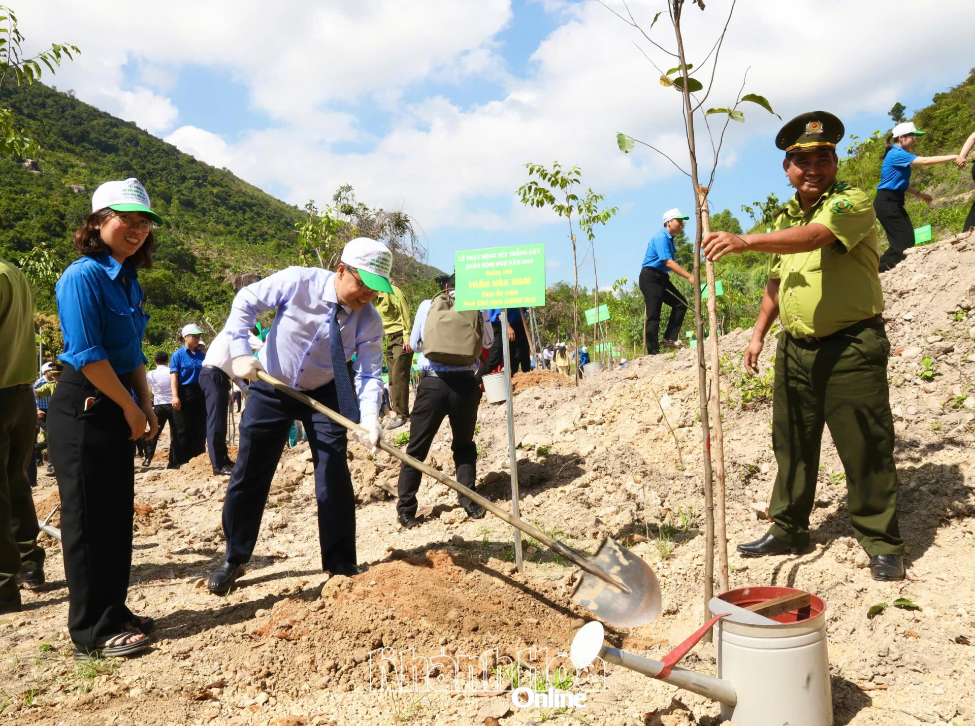 Đồng chí Trần Hòa Nam - Phó Chủ tịch UBND tỉnh trồng cây.