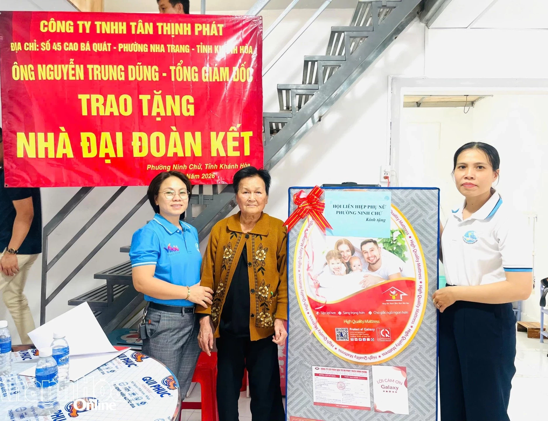 Đại diện Hội Liên hiệp Phụ nữ phường Ninh Chử trao nệm cho bà Trần Thị Thương.