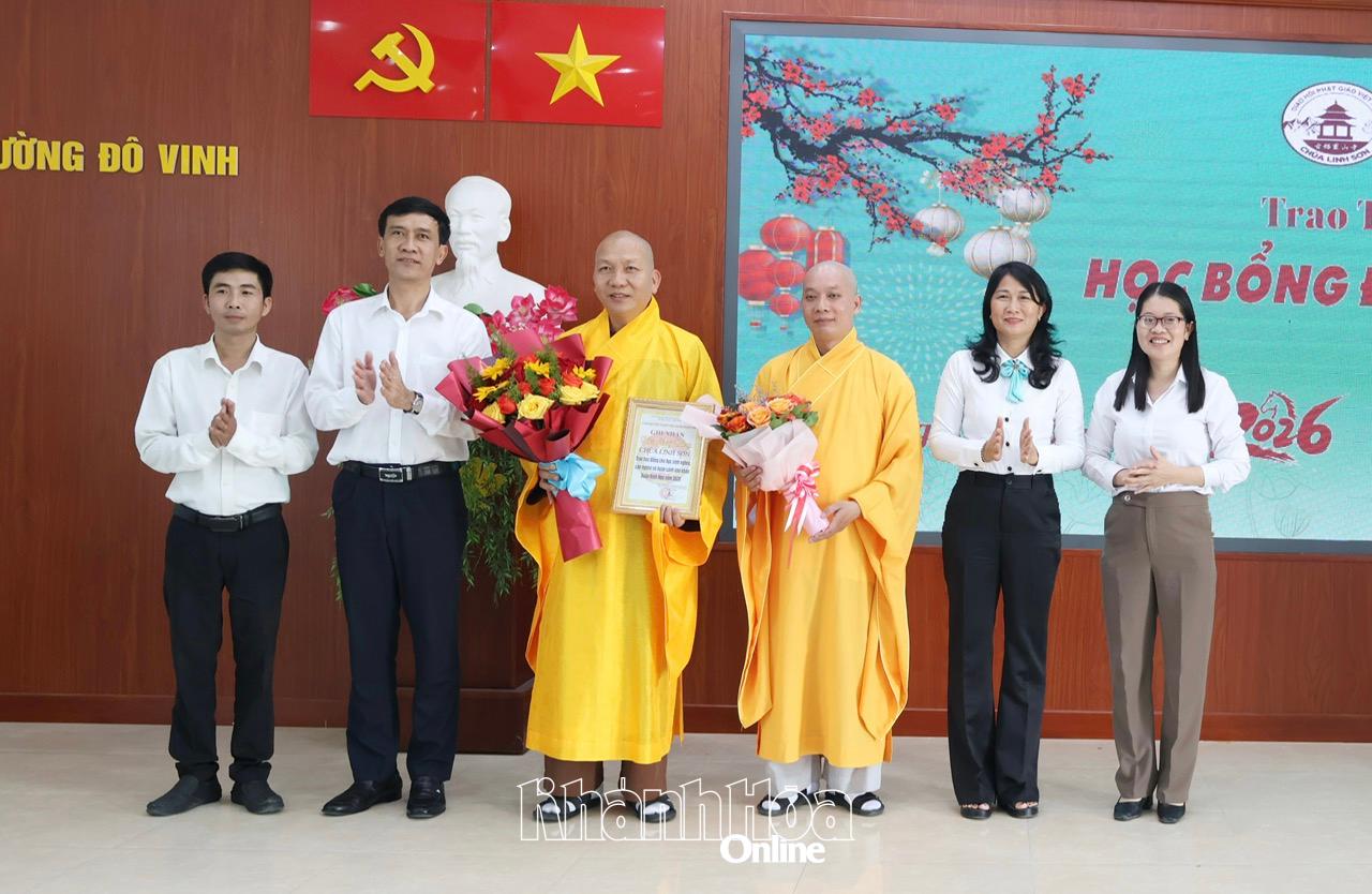 Lãnh đạo phường Đô Vinh trao ghi nhận Tấm lòng vàng cho chùa Linh Sơn.