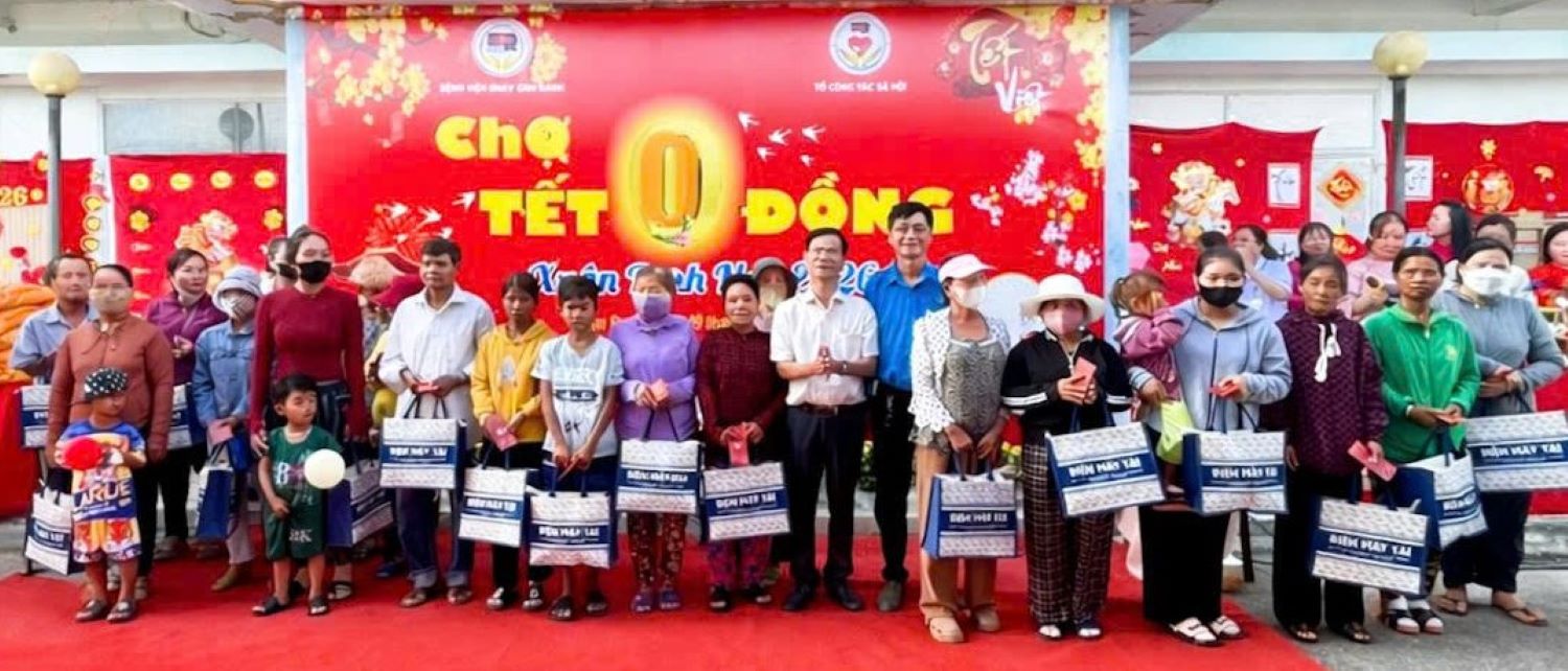 Lãnh đạo Bệnh viện Đa khoa khu vực Cam Ranh trao quà Tết cho bệnh nhân có hoàn cảnh khó khăn.