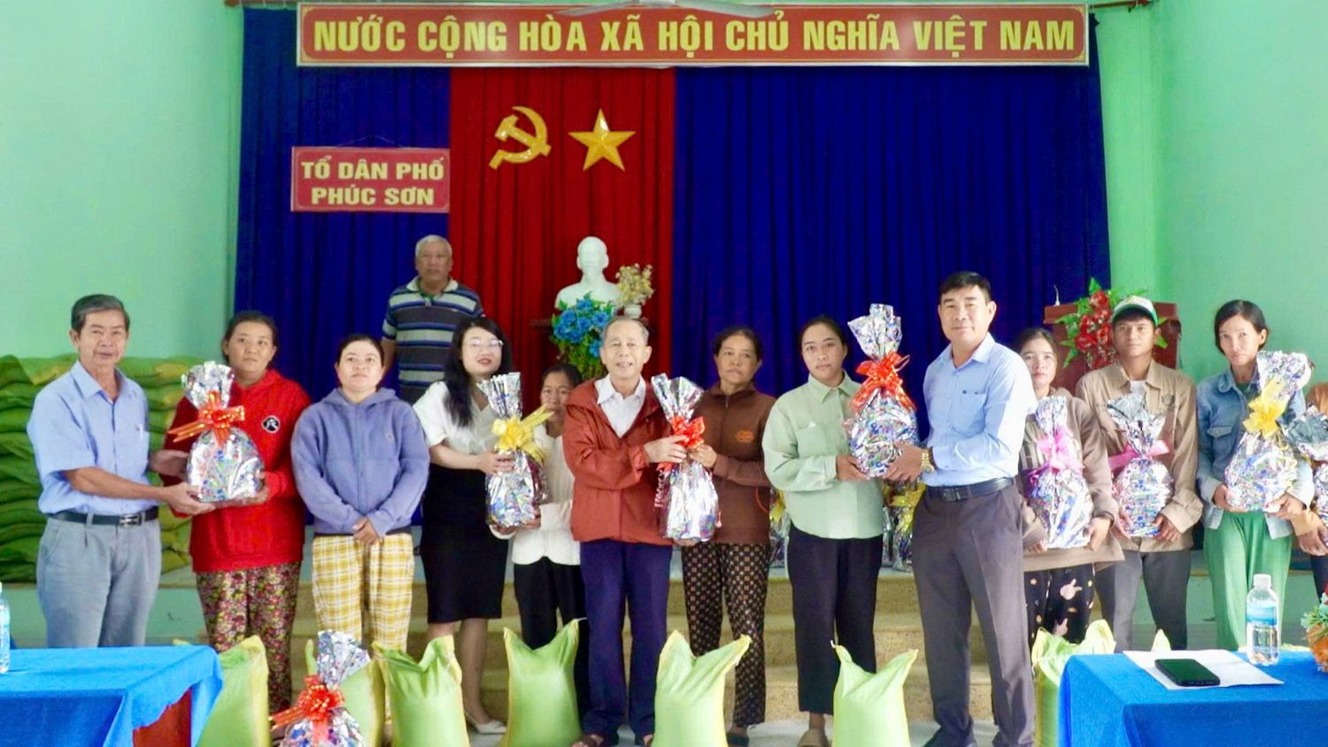 Mặt trận phường Cam Ranh và mạnh thường quân trao quà cho các hộ dân.