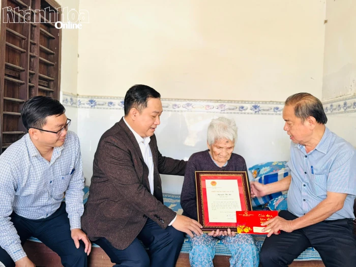 Thăm, chúc Tết các cụ tròn 90 và 100 tuổi trên địa bàn tỉnh