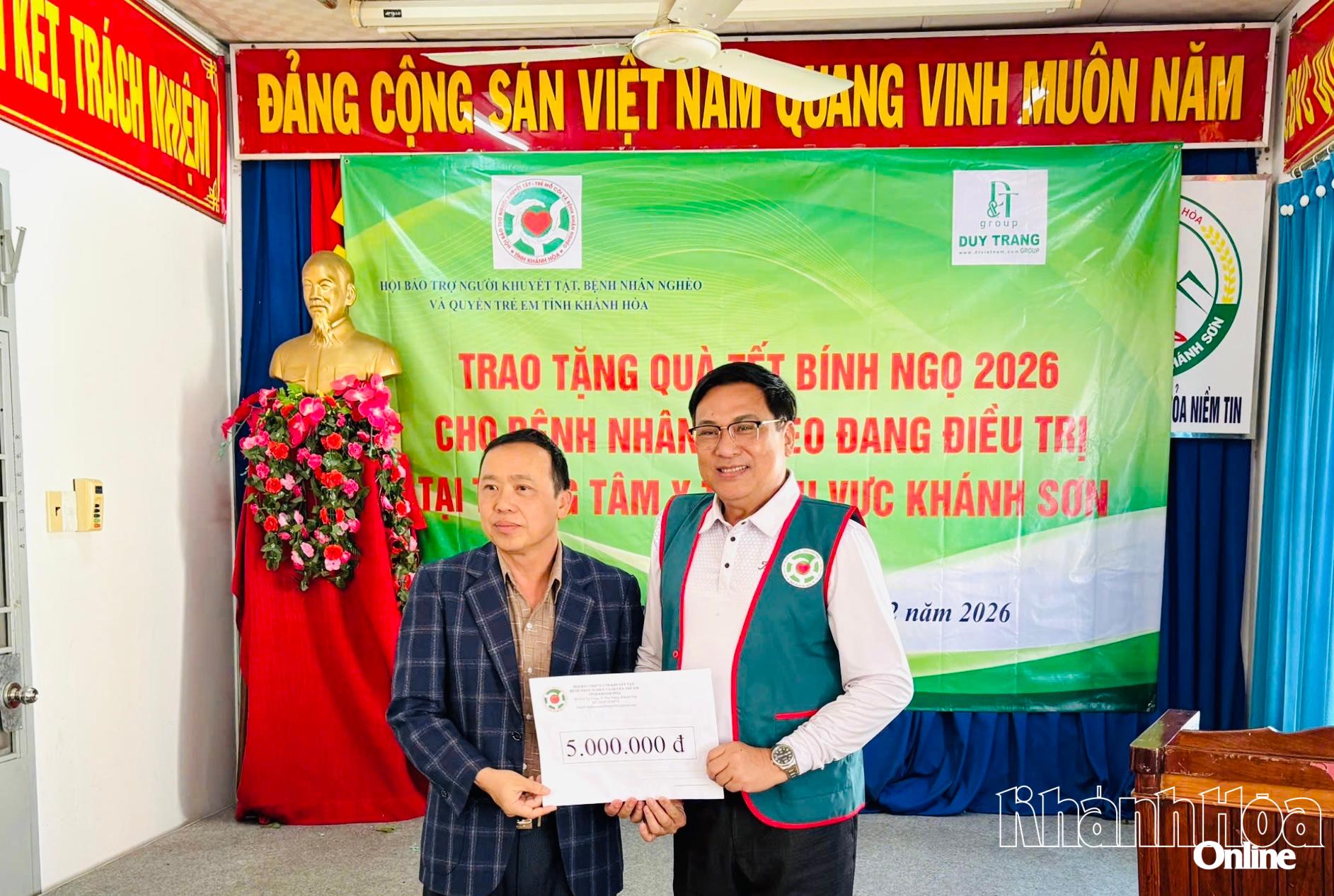 Lãnh  đạo Hội Bảo trợ người khuyết tật, bệnh nhân nghèo và quyền trẻ em tỉnh Khánh Hòa trao tặng tiền cho bếp ăn từ thiện 