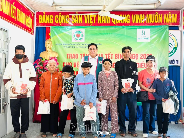 Hội Bảo trợ người khuyết tật, bệnh nhân nghèo và quyền trẻ em tỉnh Khánh Hòa tặng quà cho 100 bệnh nhân