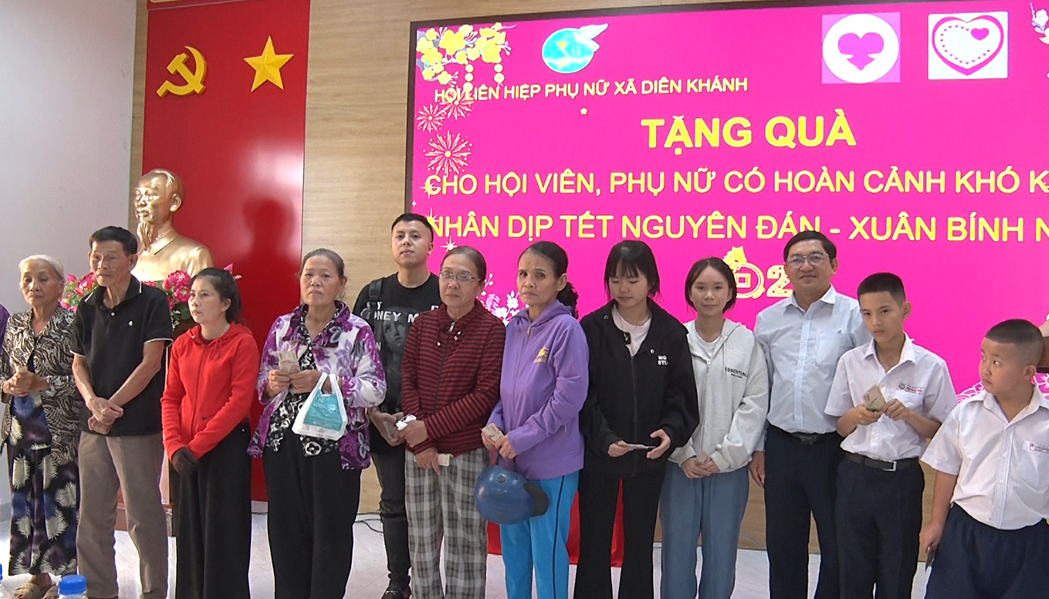Mạnh thường quân trao quà Tết cho hội viên, phụ nữ có hoàn cảnh khó 
khăn và trẻ mồ côi xã Diên Khánh.