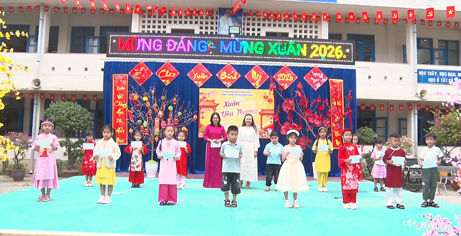 Trao quà tết cho các em có hoàn cảnh khó khăn từ phong trào nuôi heo đất của

nhà trường.