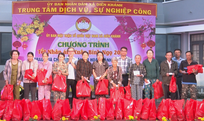 Mặt trận xã Diên Khánh tổ chức chương trình “Tết nhân ái - xuân Bính Ngọ 2026” trao 160 suất quà cho người dân