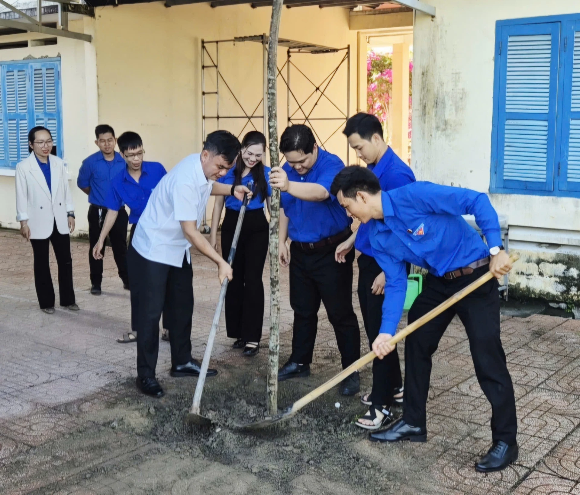 Ban Giám hiệu Trường THPT Ngô Gia Tự và Đoàn phường tham gia trồng cây tại lễ phát động.