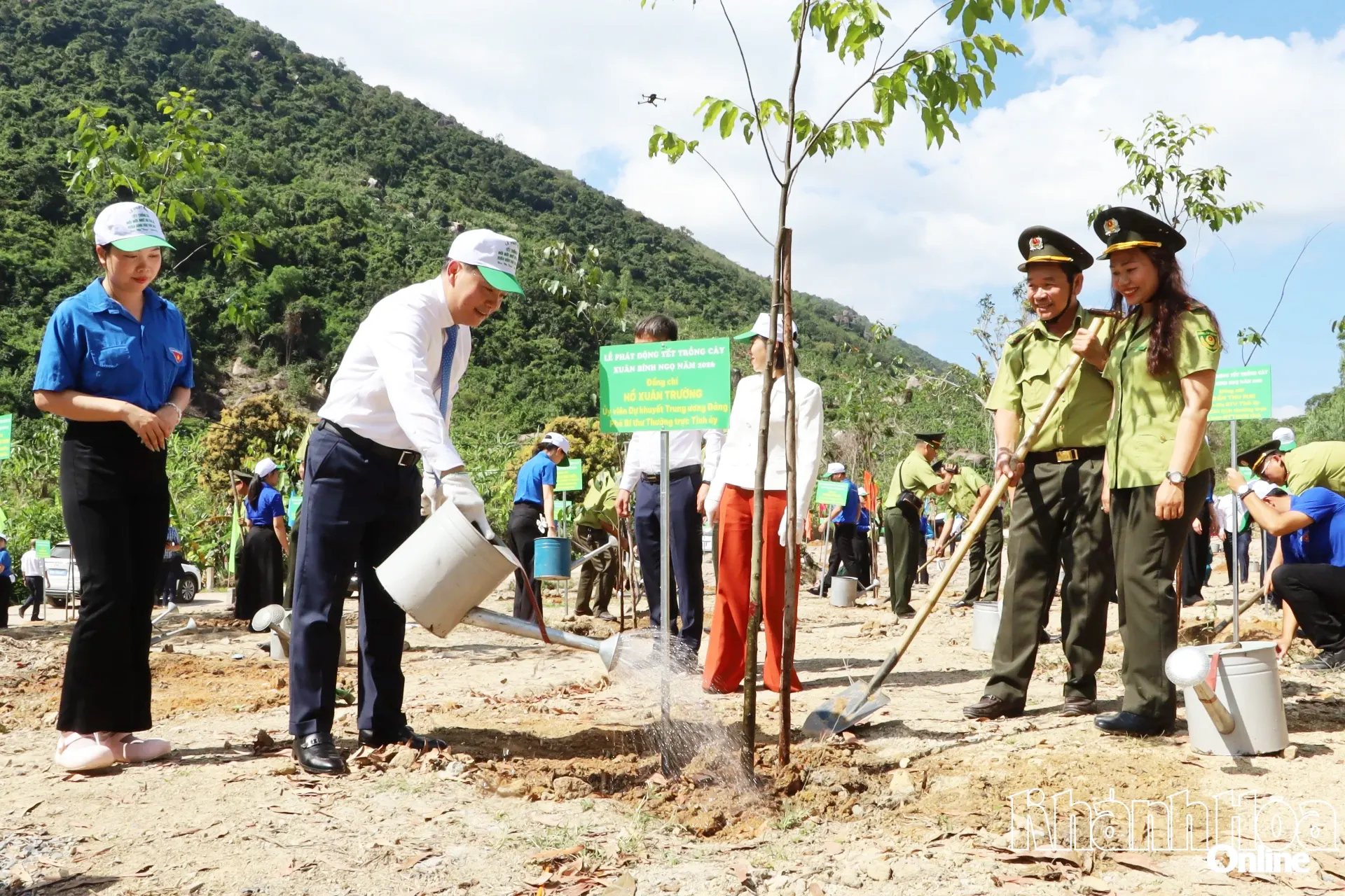 Đồng chí Hồ Xuân Trường - Ủy viên dự khuyết Trung ương Đảng, Phó Bí thư Thường trực Tỉnh ủy tham gia trồng cây.