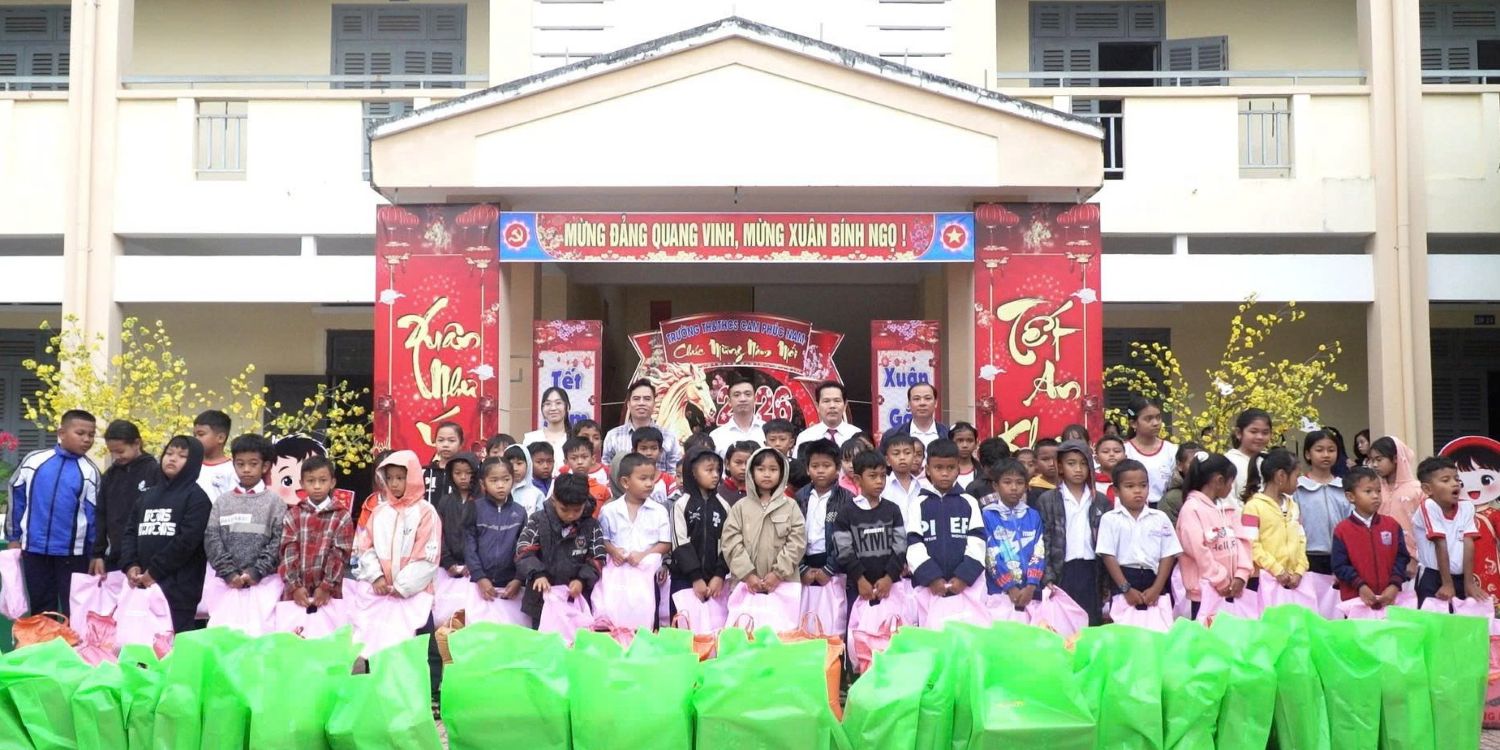 Tặng quà Tết cho học sinh đồng bào dân tộc thiểu số.