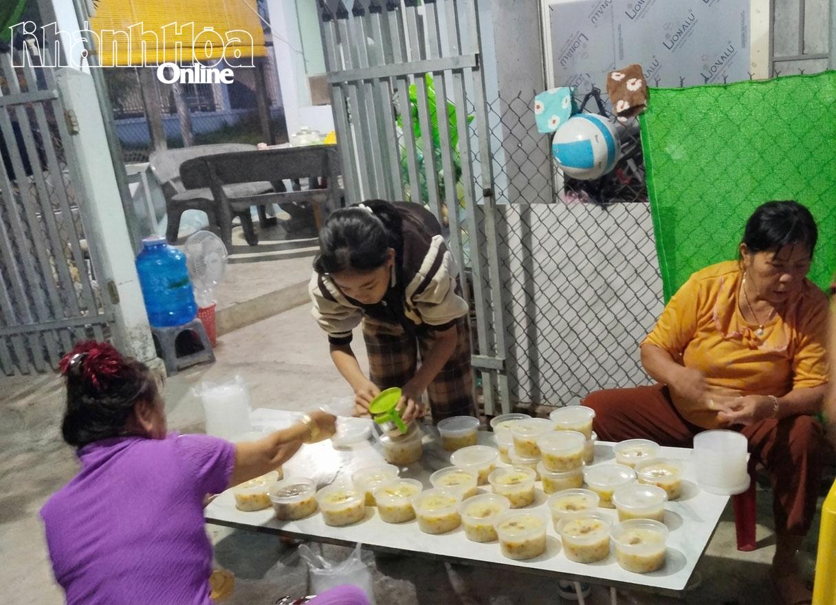 Phụ nữ thôn Tuân Thừa chuẩn bị cháo chay tặng người dân.