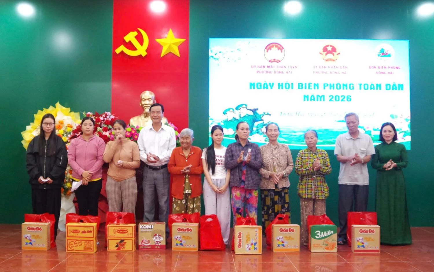 Lãnh đạo phường tặng quà cho các hộ nghèo.