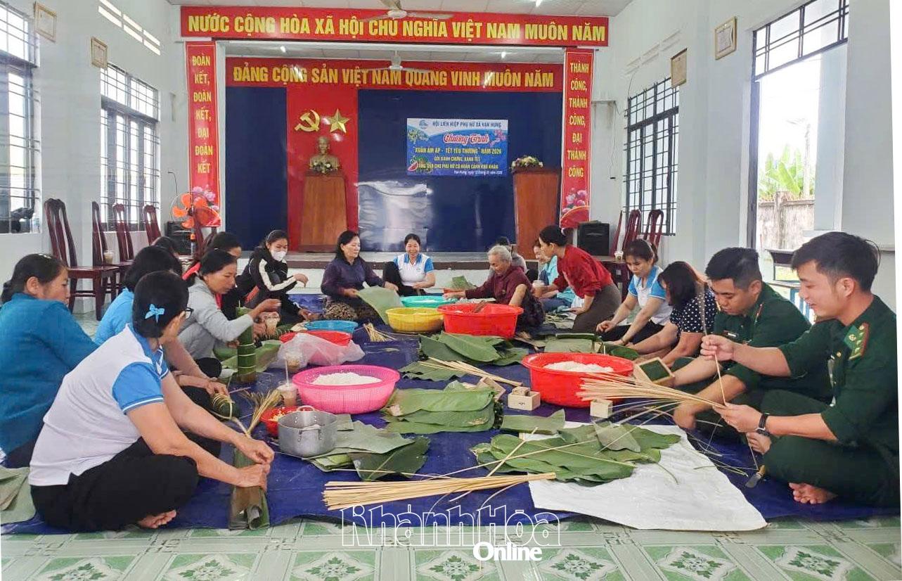 Phụ nữ xã Vạn Hưng tham gia gói bánh tại chương trình Xuân ấm áp - Tết yêu thương.