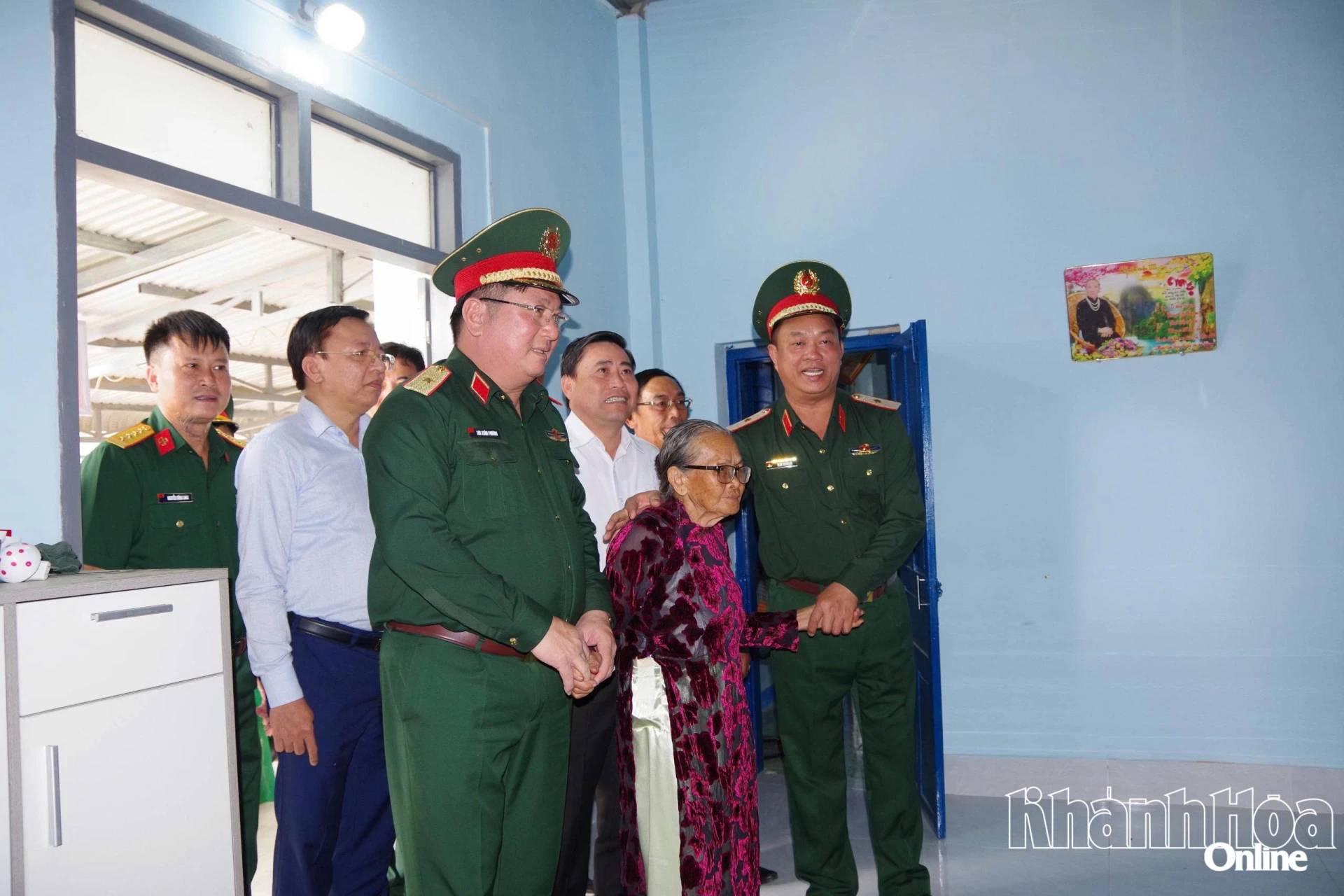 Đồng chí Lâm Đông -
Phó Bí thư Tỉnh ủy, Chủ tịch HĐND tỉnh và đồng chí Lê Huyền - Phó Chủ tịch UBND tỉnh
cùng lãnh đạo Quân khu 5 thăm, động viên gia đình
bà Lê Thị Đã (phường Đô Vinh)
trong căn nhà mới
vừa được bàn giao.