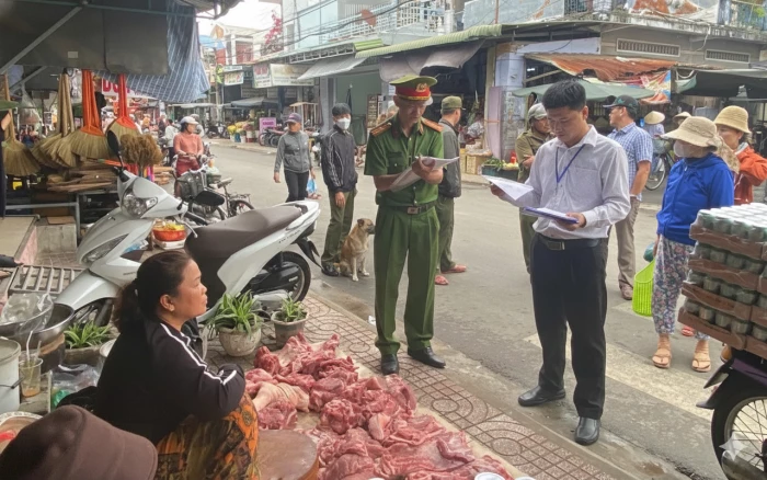 Phường Bắc Cam Ranh ra quân lập lại trật tự đô thị dịp Tết