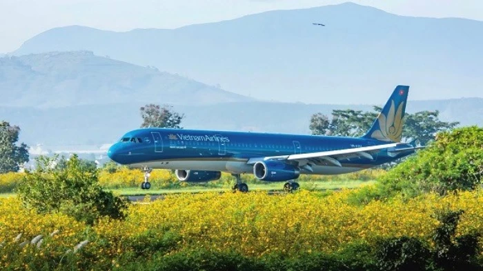 Vietnam Airlines hỗ trợ hành khách sau khi Cảng hàng không quốc tế Liên Khương tạm đóng cửa