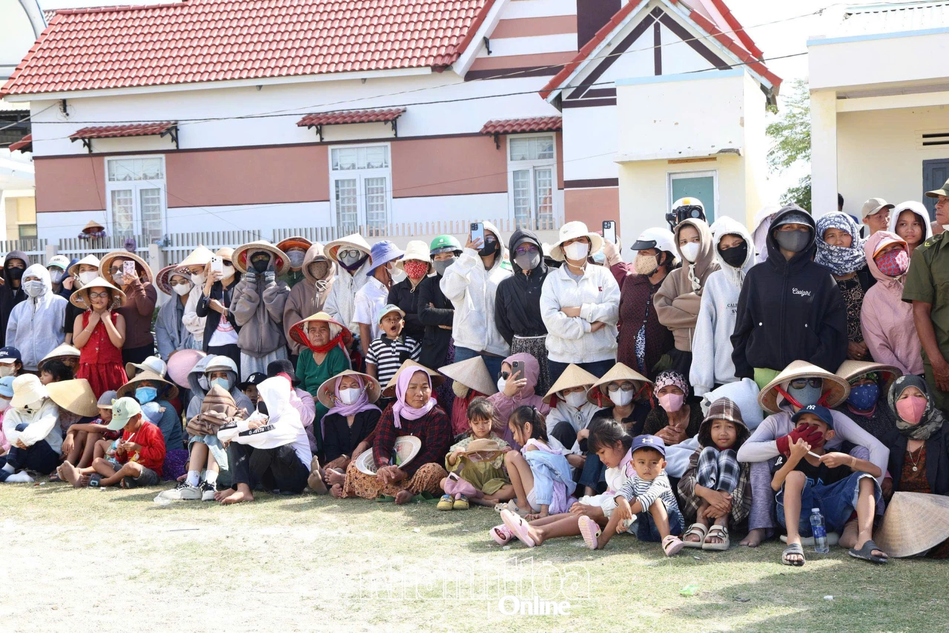 Chương trình thu hút đông đảo người dân đến xem.