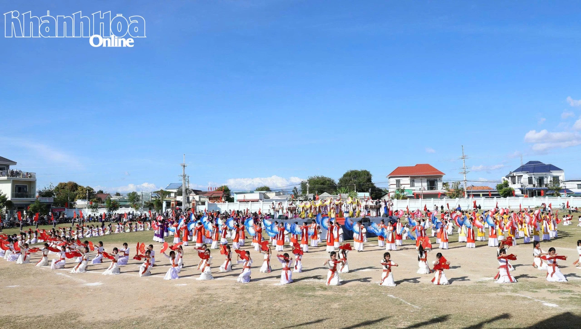 Màn đồng diễn múa sân.