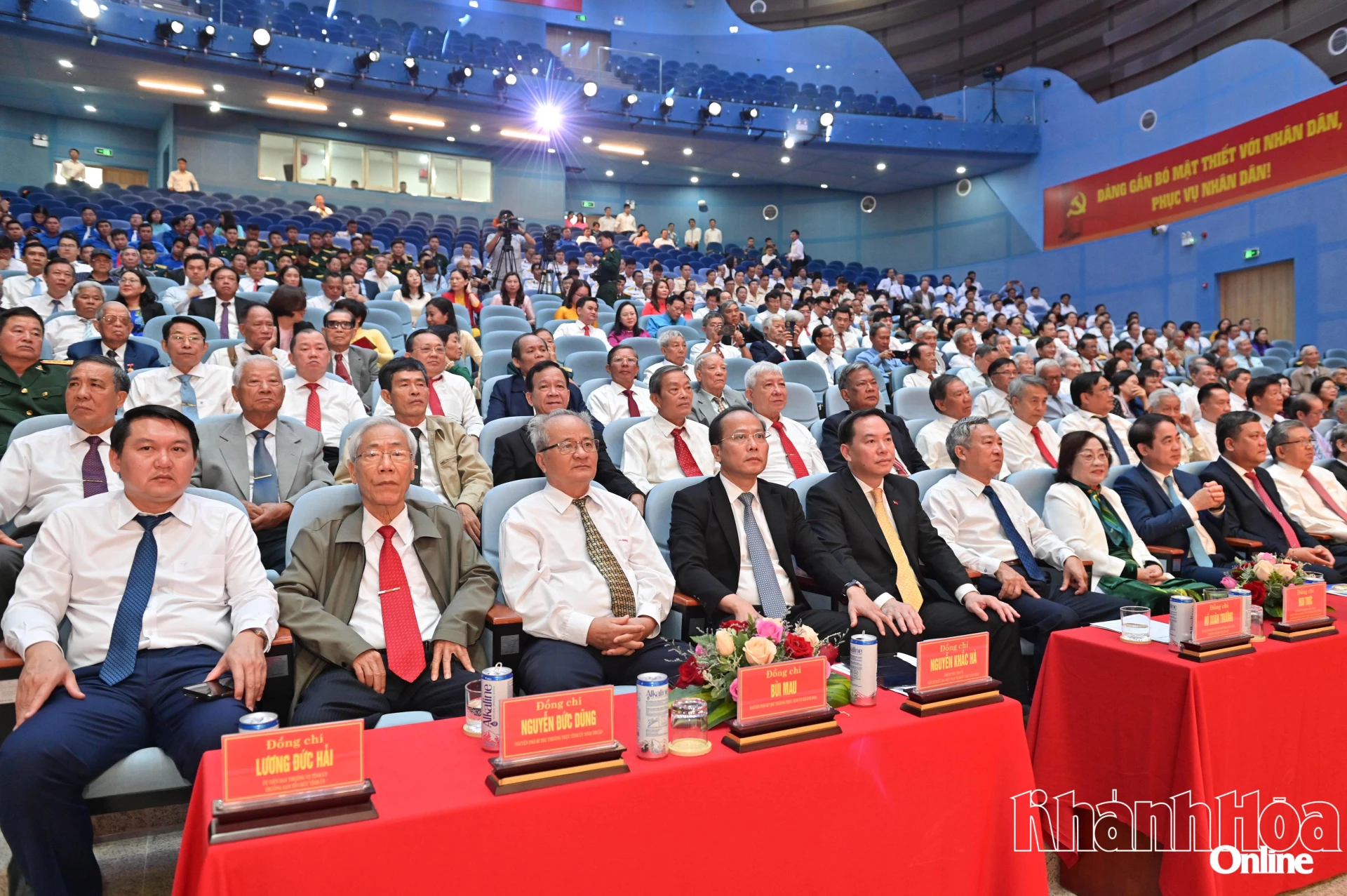 Các đồng chí lãnh đạo tỉnh và đại biểu dự buổi gặp mặt.