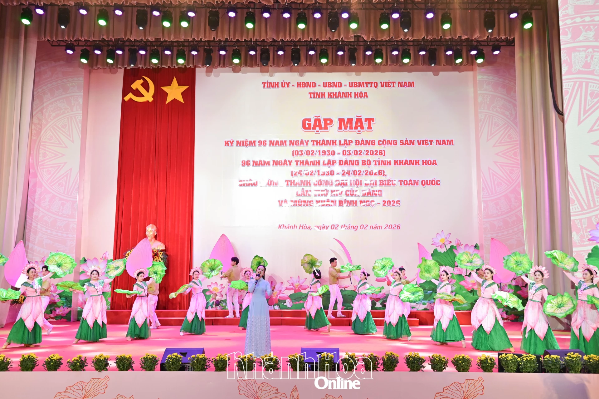 Tiết mục văn nghệ tại buổi gặp mặt.