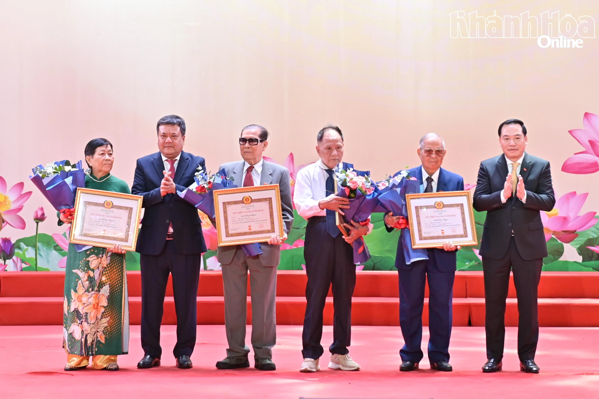 Đồng chí Trần Phong và đồng chí Hồ Xuân Trường trao Huy hiệu 60 năm tuổi Đảng cho các đảng viên.