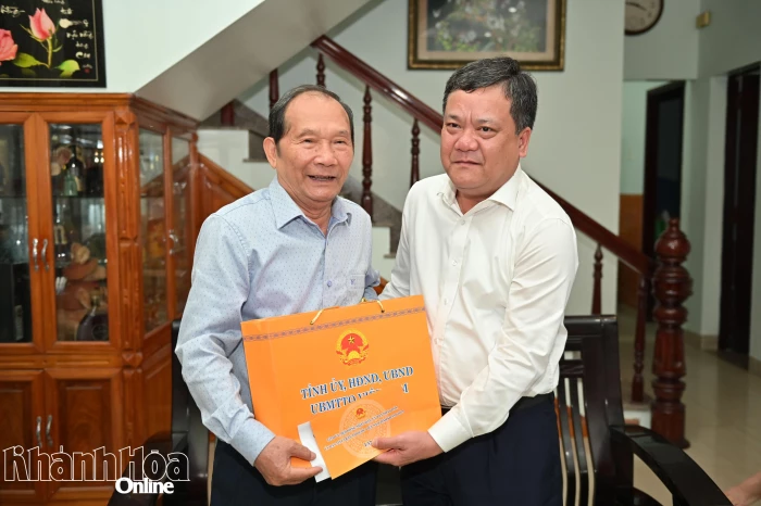 Chủ tịch UBND tỉnh Khánh Hòa Trần Phong thăm, tặng quà Tết người có công với cách mạng