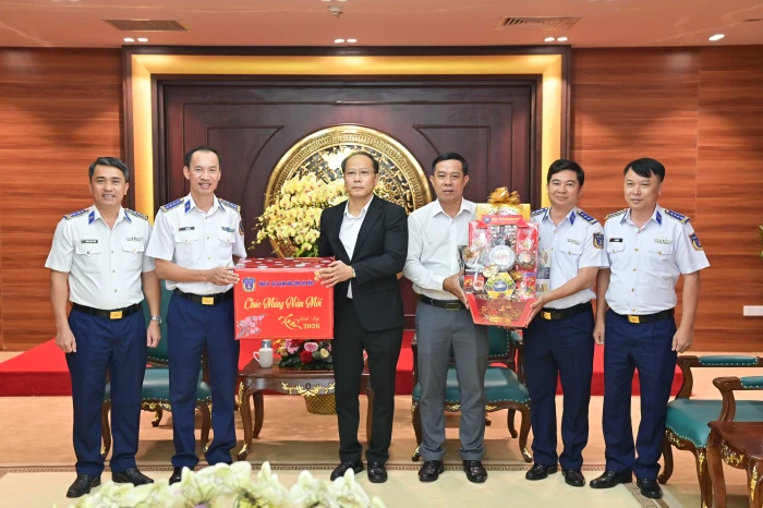 Phó Bí thư Tỉnh ủy Nguyễn Khắc Hà tiếp đoàn Bộ Tư lệnh Vùng Cảnh sát biển 3 đến chúc Tết